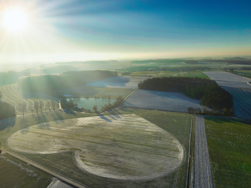 Februar 2023: Die Wintersonne macht die unterschieldichen Strukturen auf dem Acker sichtbar - Foto / Copyright: Rolf Grübel